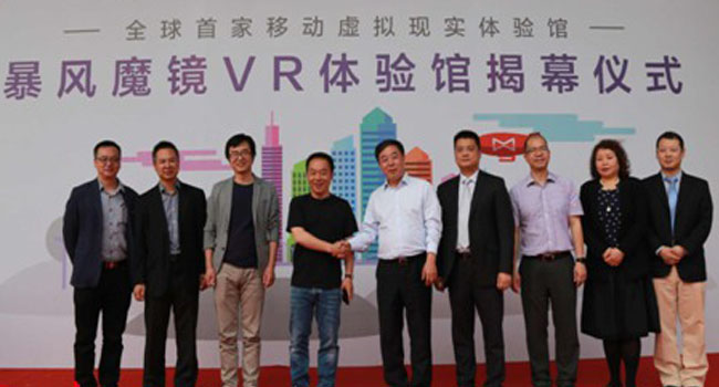 会迎宾、能导购、还能理货！京东MALL首批实习机器人员工上岗(图1)